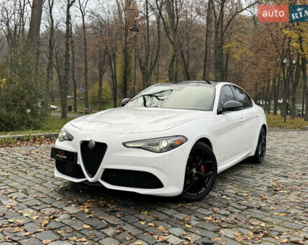 Білий Альфа Ромео Джулія, об'ємом двигуна 2 л та пробігом 40 тис. км за 22999 $, фото 77 на Automoto.ua