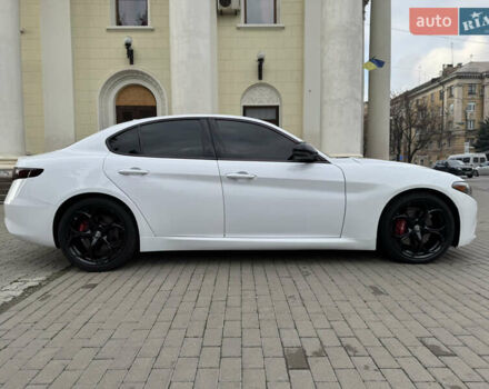 Білий Альфа Ромео Джулія, об'ємом двигуна 2 л та пробігом 110 тис. км за 20000 $, фото 13 на Automoto.ua