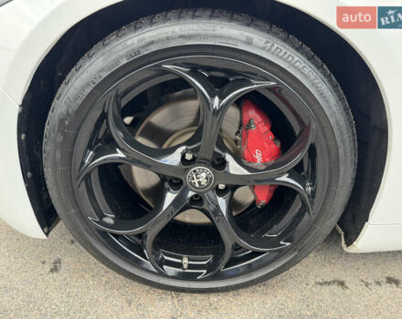 Белый Альфа Ромео Джулия, объемом двигателя 2 л и пробегом 110 тыс. км за 25000 $, фото 62 на Automoto.ua