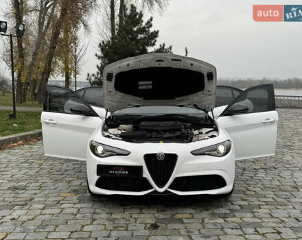 Белый Альфа Ромео Джулия, объемом двигателя 2 л и пробегом 40 тыс. км за 24999 $, фото 112 на Automoto.ua