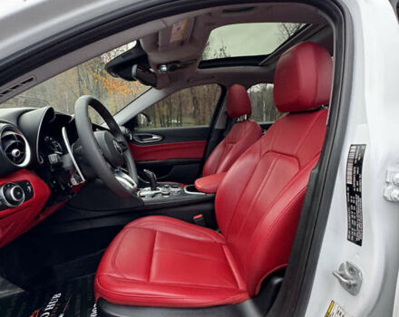 Білий Альфа Ромео Джулія, об'ємом двигуна 2 л та пробігом 40 тис. км за 22999 $, фото 44 на Automoto.ua