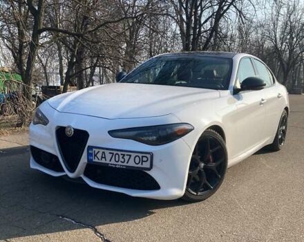Белый Альфа Ромео Джулия, объемом двигателя 2 л и пробегом 73 тыс. км за 25900 $, фото 2 на Automoto.ua