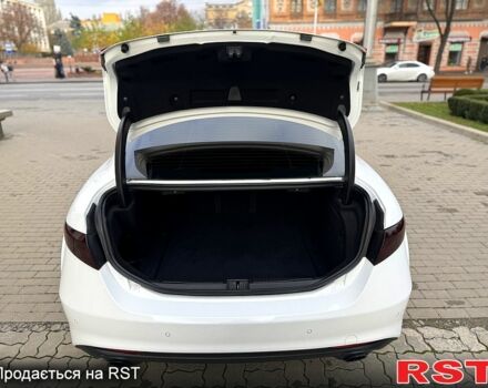 Белый Альфа Ромео Джулия, объемом двигателя 2 л и пробегом 110 тыс. км за 25000 $, фото 7 на Automoto.ua