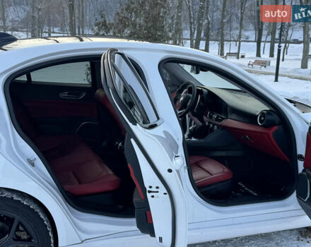 Білий Альфа Ромео Джулія, об'ємом двигуна 2 л та пробігом 40 тис. км за 22999 $, фото 151 на Automoto.ua