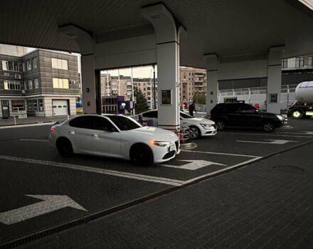 Белый Альфа Ромео Джулия, объемом двигателя 2 л и пробегом 45 тыс. км за 29000 $, фото 1 на Automoto.ua