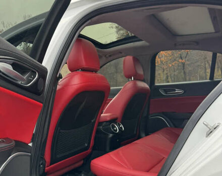 Белый Альфа Ромео Джулия, объемом двигателя 2 л и пробегом 40 тыс. км за 24999 $, фото 32 на Automoto.ua