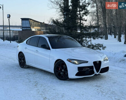 Білий Альфа Ромео Джулія, об'ємом двигуна 2 л та пробігом 40 тис. км за 22999 $, фото 152 на Automoto.ua