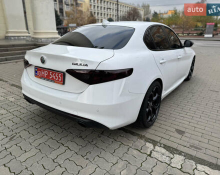 Білий Альфа Ромео Джулія, об'ємом двигуна 2 л та пробігом 110 тис. км за 20000 $, фото 17 на Automoto.ua