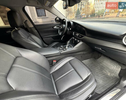 Белый Альфа Ромео Джулия, объемом двигателя 2 л и пробегом 110 тыс. км за 25000 $, фото 49 на Automoto.ua