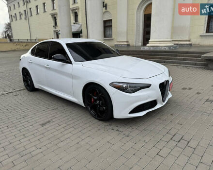 Белый Альфа Ромео Джулия, объемом двигателя 2 л и пробегом 110 тыс. км за 25000 $, фото 18 на Automoto.ua