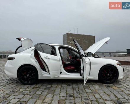 Білий Альфа Ромео Джулія, об'ємом двигуна 2 л та пробігом 40 тис. км за 22999 $, фото 106 на Automoto.ua