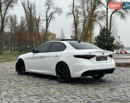 Белый Альфа Ромео Джулия, объемом двигателя 2 л и пробегом 40 тыс. км за 24999 $, фото 5 на Automoto.ua