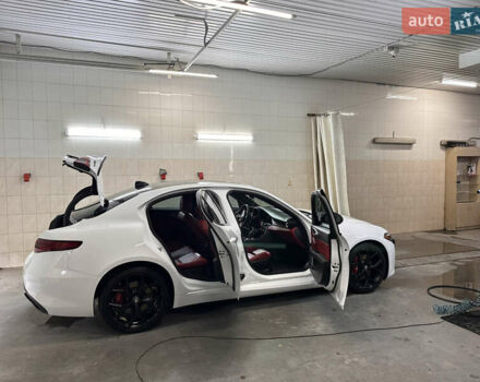 Білий Альфа Ромео Джулія, об'ємом двигуна 2 л та пробігом 45 тис. км за 28500 $, фото 5 на Automoto.ua