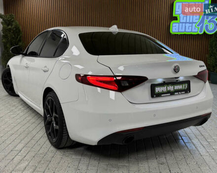 Белый Альфа Ромео Джулия, объемом двигателя 2 л и пробегом 55 тыс. км за 23000 $, фото 48 на Automoto.ua