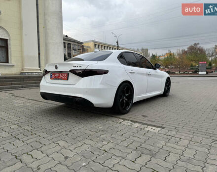 Белый Альфа Ромео Джулия, объемом двигателя 2 л и пробегом 110 тыс. км за 25000 $, фото 15 на Automoto.ua