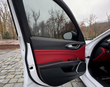 Белый Альфа Ромео Джулия, объемом двигателя 2 л и пробегом 40 тыс. км за 24999 $, фото 38 на Automoto.ua