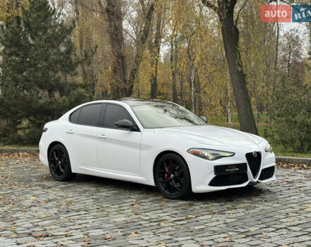 Белый Альфа Ромео Джулия, объемом двигателя 2 л и пробегом 40 тыс. км за 24999 $, фото 128 на Automoto.ua