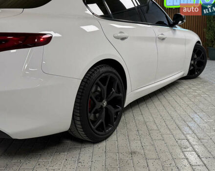 Белый Альфа Ромео Джулия, объемом двигателя 2 л и пробегом 55 тыс. км за 23000 $, фото 46 на Automoto.ua