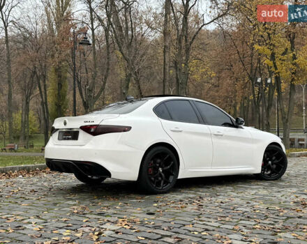 Білий Альфа Ромео Джулія, об'ємом двигуна 2 л та пробігом 40 тис. км за 22999 $, фото 66 на Automoto.ua