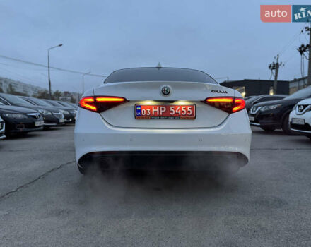 Белый Альфа Ромео Джулия, объемом двигателя 2 л и пробегом 110 тыс. км за 25000 $, фото 33 на Automoto.ua