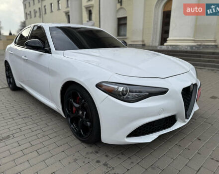 Белый Альфа Ромео Джулия, объемом двигателя 2 л и пробегом 110 тыс. км за 25000 $, фото 20 на Automoto.ua