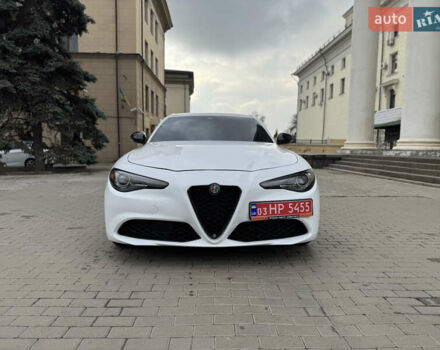 Белый Альфа Ромео Джулия, объемом двигателя 2 л и пробегом 110 тыс. км за 25000 $, фото 2 на Automoto.ua