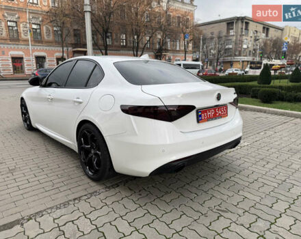 Білий Альфа Ромео Джулія, об'ємом двигуна 2 л та пробігом 110 тис. км за 20000 $, фото 10 на Automoto.ua