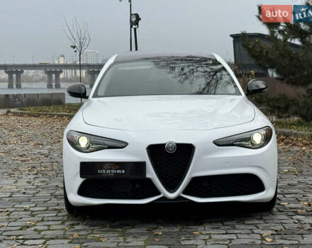 Білий Альфа Ромео Джулія, об'ємом двигуна 2 л та пробігом 40 тис. км за 22999 $, фото 1 на Automoto.ua