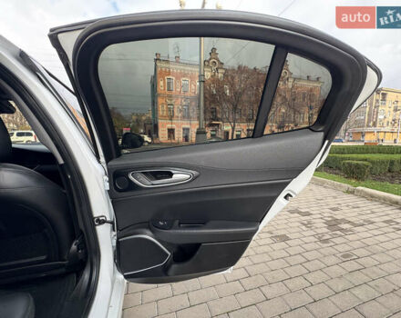 Белый Альфа Ромео Джулия, объемом двигателя 2 л и пробегом 110 тыс. км за 25000 $, фото 41 на Automoto.ua