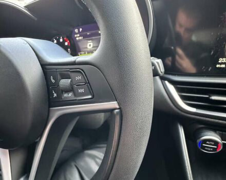 Белый Альфа Ромео Джулия, объемом двигателя 2 л и пробегом 110 тыс. км за 25000 $, фото 61 на Automoto.ua