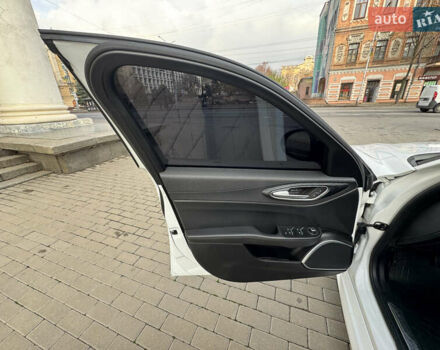 Белый Альфа Ромео Джулия, объемом двигателя 2 л и пробегом 110 тыс. км за 25000 $, фото 54 на Automoto.ua