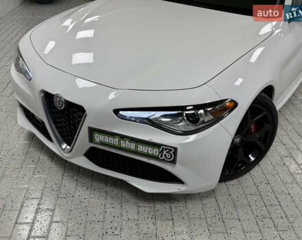 Белый Альфа Ромео Джулия, объемом двигателя 2 л и пробегом 55 тыс. км за 23000 $, фото 5 на Automoto.ua