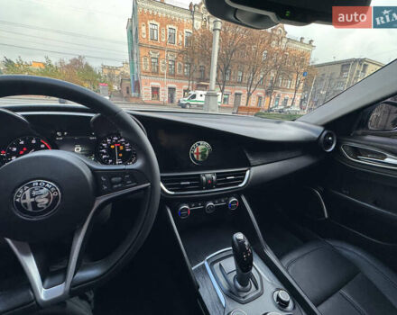 Белый Альфа Ромео Джулия, объемом двигателя 2 л и пробегом 110 тыс. км за 25000 $, фото 56 на Automoto.ua