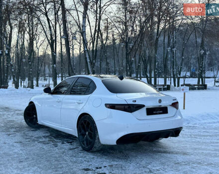 Білий Альфа Ромео Джулія, об'ємом двигуна 2 л та пробігом 40 тис. км за 22999 $, фото 155 на Automoto.ua