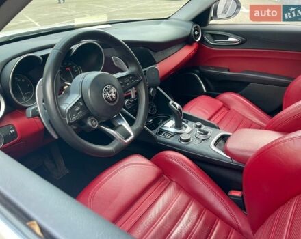 Білий Альфа Ромео Джулія, об'ємом двигуна 2 л та пробігом 74 тис. км за 21500 $, фото 5 на Automoto.ua