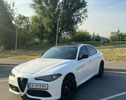 Білий Альфа Ромео Джулія, об'ємом двигуна 2 л та пробігом 37 тис. км за 29500 $, фото 8 на Automoto.ua
