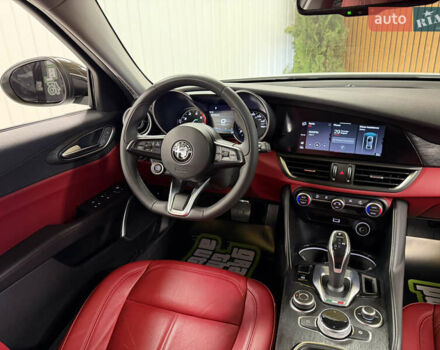 Белый Альфа Ромео Джулия, объемом двигателя 2 л и пробегом 55 тыс. км за 23000 $, фото 13 на Automoto.ua