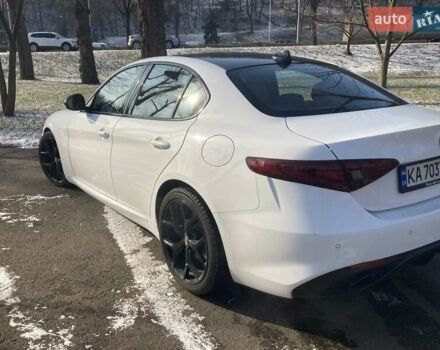 Белый Альфа Ромео Джулия, объемом двигателя 2 л и пробегом 73 тыс. км за 25900 $, фото 3 на Automoto.ua