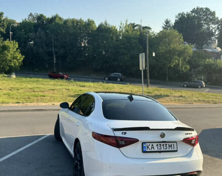 Білий Альфа Ромео Джулія, об'ємом двигуна 2 л та пробігом 37 тис. км за 29500 $, фото 6 на Automoto.ua