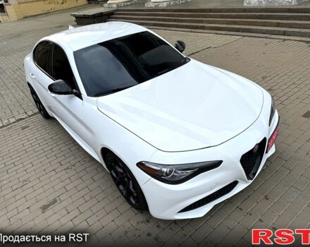 Белый Альфа Ромео Джулия, объемом двигателя 2 л и пробегом 110 тыс. км за 25000 $, фото 2 на Automoto.ua