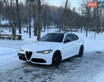 Білий Альфа Ромео Джулія, об'ємом двигуна 2 л та пробігом 40 тис. км за 22999 $, фото 160 на Automoto.ua