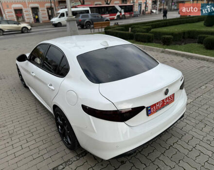 Белый Альфа Ромео Джулия, объемом двигателя 2 л и пробегом 110 тыс. км за 25000 $, фото 25 на Automoto.ua