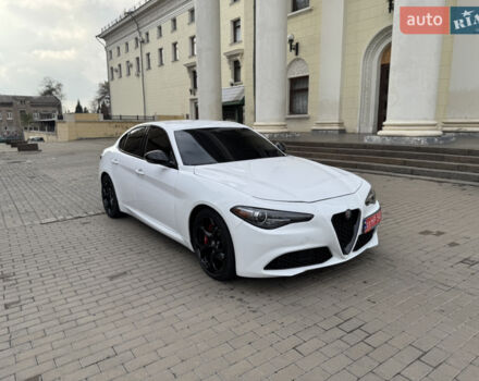 Белый Альфа Ромео Джулия, объемом двигателя 2 л и пробегом 110 тыс. км за 19000 $, фото 19 на Automoto.ua