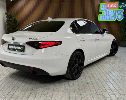 Белый Альфа Ромео Джулия, объемом двигателя 2 л и пробегом 55 тыс. км за 23000 $, фото 45 на Automoto.ua