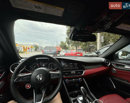Білий Альфа Ромео Джулія, об'ємом двигуна 2 л та пробігом 45 тис. км за 28500 $, фото 8 на Automoto.ua