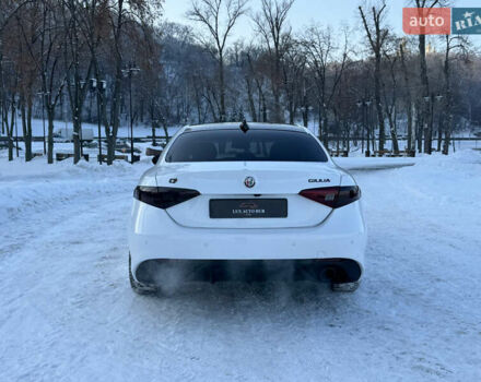 Білий Альфа Ромео Джулія, об'ємом двигуна 2 л та пробігом 40 тис. км за 22999 $, фото 177 на Automoto.ua