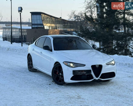 Білий Альфа Ромео Джулія, об'ємом двигуна 2 л та пробігом 40 тис. км за 22999 $, фото 173 на Automoto.ua