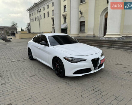 Белый Альфа Ромео Джулия, объемом двигателя 2 л и пробегом 110 тыс. км за 25000 $, фото 19 на Automoto.ua