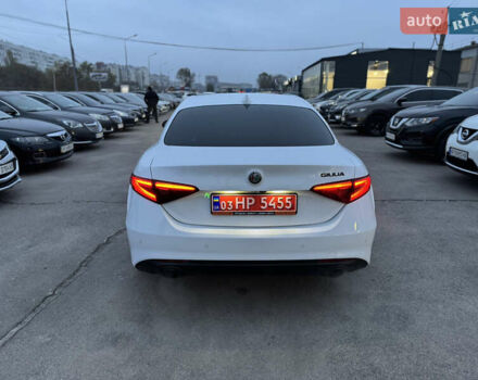 Белый Альфа Ромео Джулия, объемом двигателя 2 л и пробегом 110 тыс. км за 25000 $, фото 32 на Automoto.ua