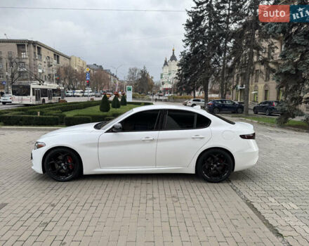 Белый Альфа Ромео Джулия, объемом двигателя 2 л и пробегом 110 тыс. км за 25000 $, фото 3 на Automoto.ua